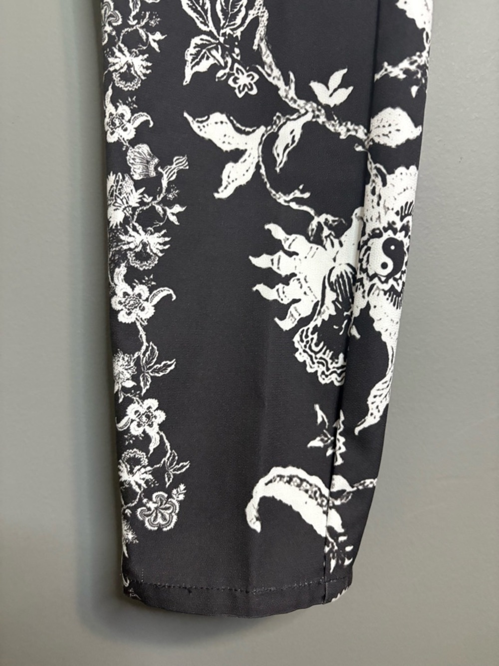 Rhythm Black White Floral Cropped Pants Slim Fit Size 2 - Picture 4 of 10
